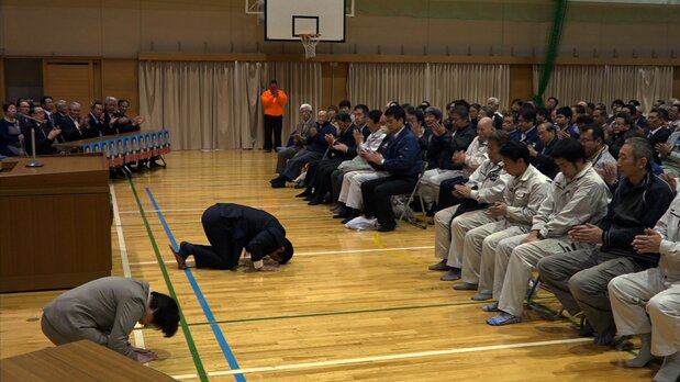 五本氏は1937年生まれ、11期にわたり市議を務める最長老。17年4月の市議会選挙を前に、支持者に「改革」を約束した © チューリップテレビ