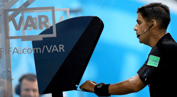 FIFAワールドカップ2018ロシア大会でVARの判定をするレフェリー 提供ソニー