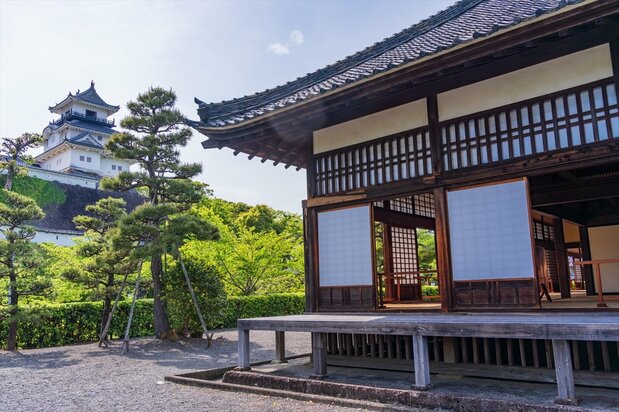 二の丸御殿から見る天守閣（PIXTA）