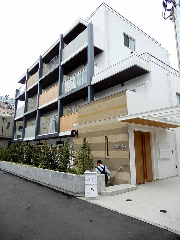 DoMo集團位於東京新宿區百人町的民宿大樓(筆者攝影)