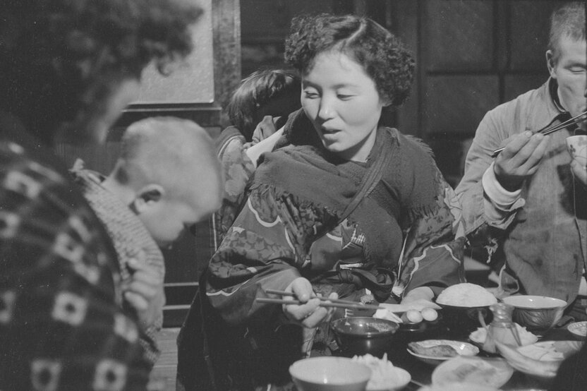 The family later partook of the food offerings to the deity. (© Haga Hideo)