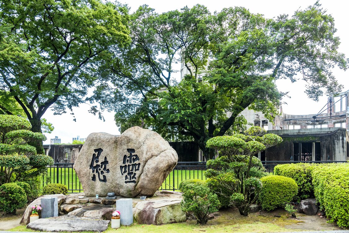 東に立つ慰霊碑に手を合わせる人も