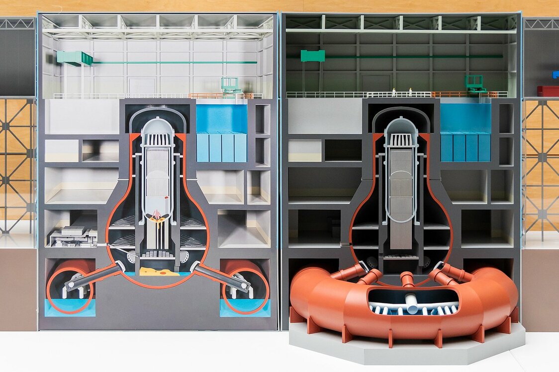 福島第1原発の新事務本館に展示されていた2号機内部の構造。左側の模型の左下部を見ると、X6ペネトレーションからのアプローチやデブリの状況が確認できる