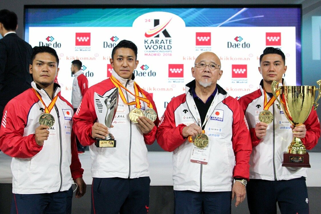 While securing his own successive wins of 2014, 2016, and 2018, Kiyuna also contributed to consecutive wins in team kata at the 2016 and 2018 World Championships. He is shown here with teammates Kinjō Arata (far right) and Uemura Takuya (far left). His teammates and coach Sakumoto, second from right, played a significant role in helping Kiyuna achieve his full potential.