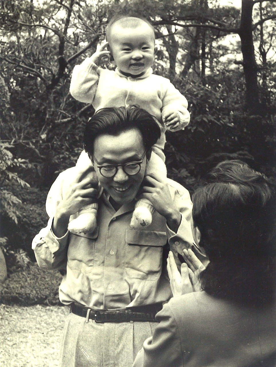 Endō Ryūnosuke on his father’s shoulders. (© Endō Shūsaku Literary Museum)