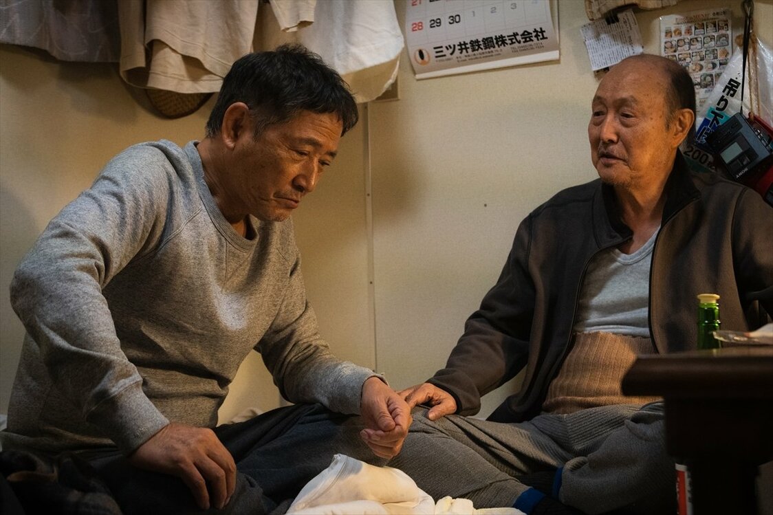 義一は、船に寝泊まりする沖島を父のように慕う　©2022「冬薔薇(ふゆそうび)」FILM PARTNERS