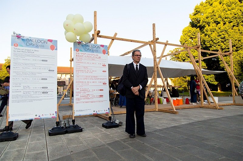 El artista José María Sicilia frente a la caseta donde se desarrollaron varias de las actividades de “Balloon Days”.