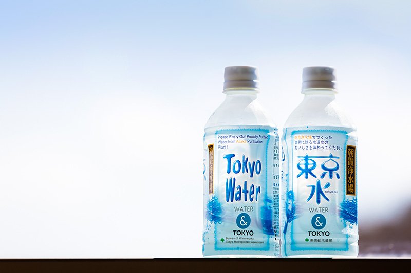 Agua corriente de Tokio, embotellada. En la etiqueta, el mensaje “Pruebe el sabor de un agua corriente de la que nos sentimos orgullosos ante el mundo”