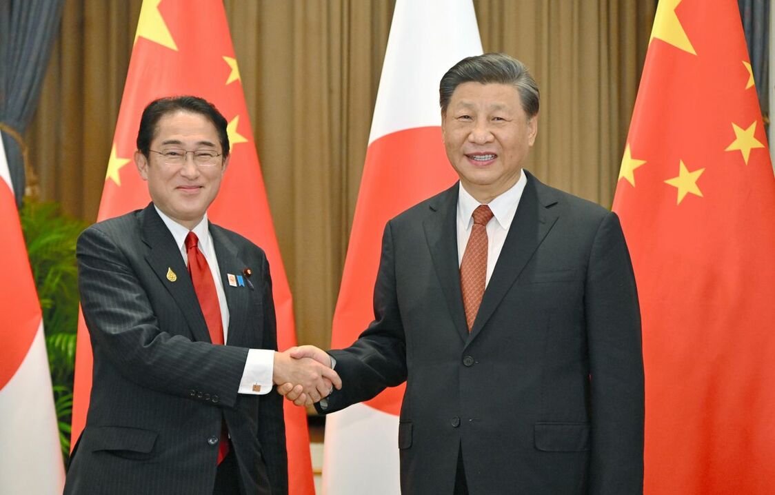 Prime Minister Kishida Fumio (left) with Chinese President Xi Jinping in Bangkok, Thailand, on November 17, 2022. (© Jiji; pool photo)