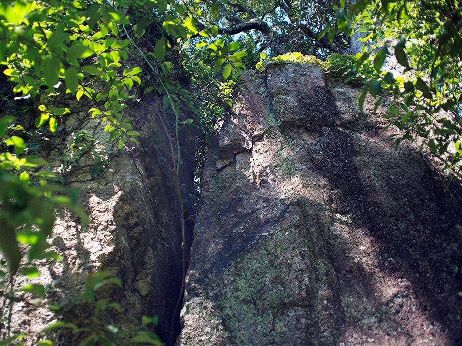 Se dice que el hueco entre ambas rocas se fue cerrando con el tiempo. Fotografía: Kitasaki Jirō.