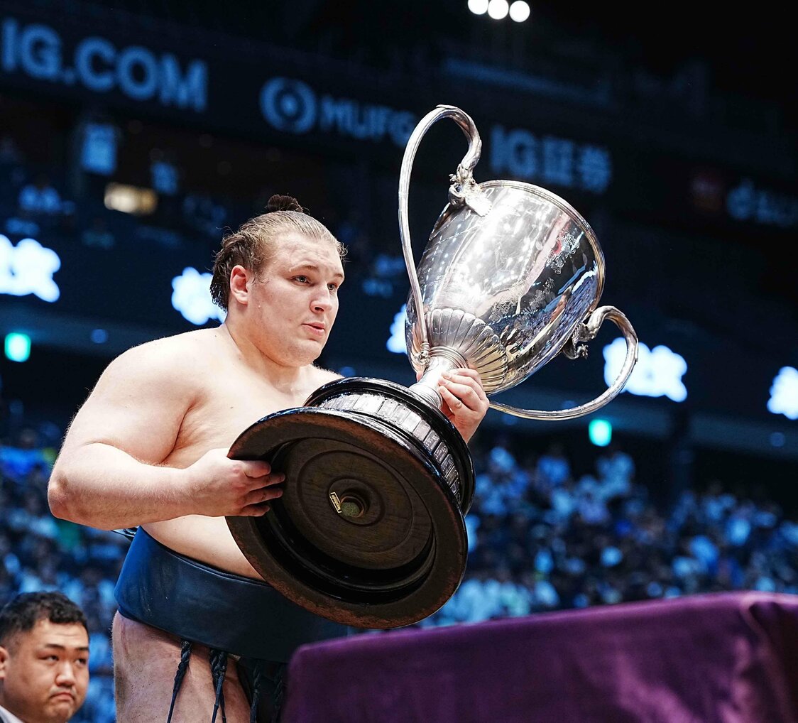 Aonishiki holds the Emperor’s Cup after winning the Nagoya Grand Sumō Tournament. (© Jiji)