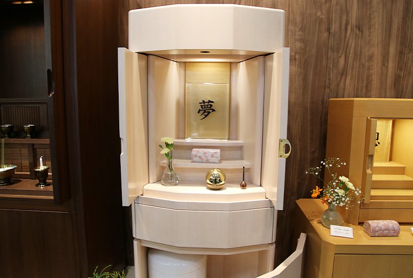 Altar budista para honrar la memoria de los difuntos con un compartimento inferior donde depositar una urna funeraria. Se espera una mayor demanda de este tipo de mueble entre personas que no dispongan de tumba o no puedan ir al cementerio.