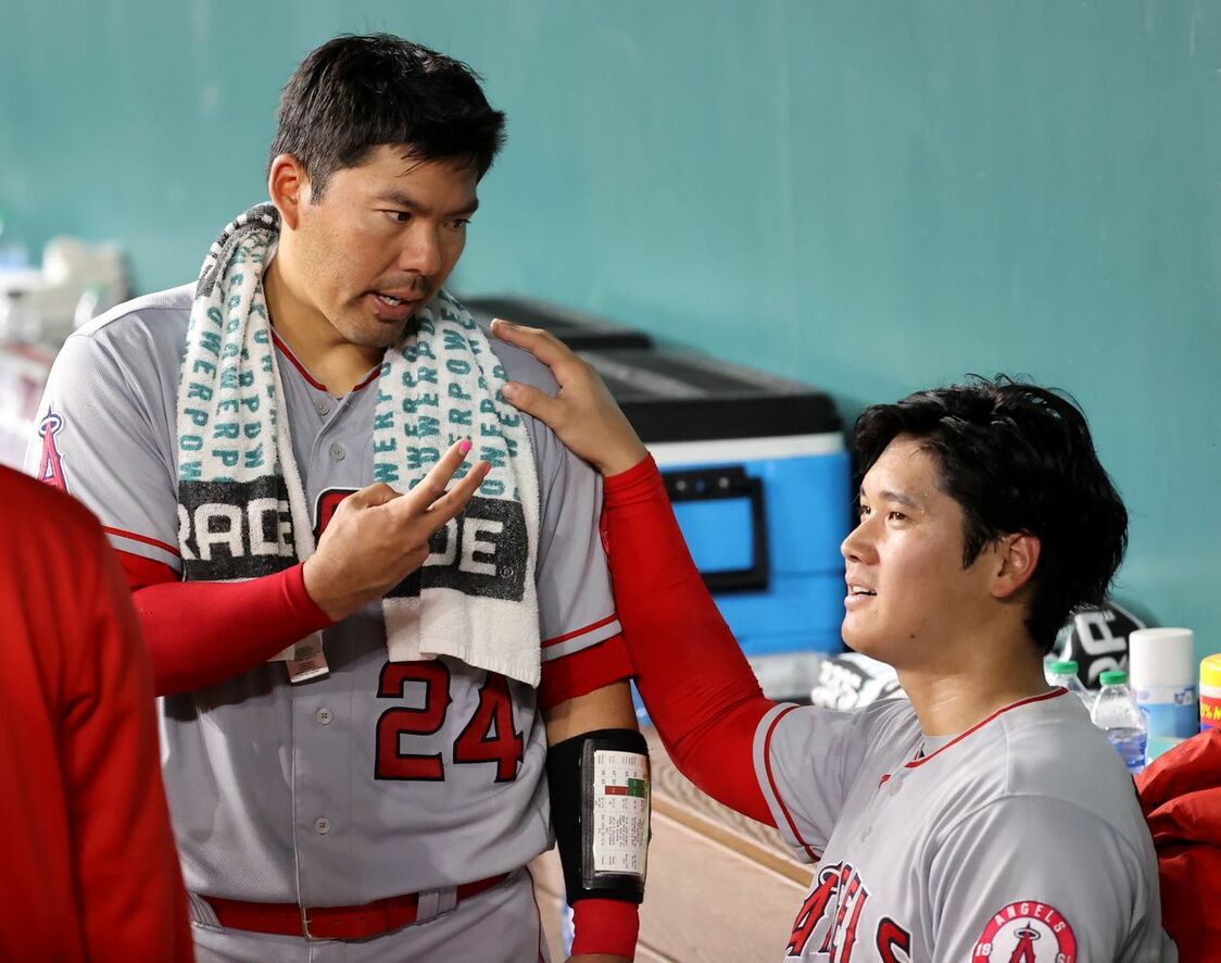 Ohtani Shôhei (d.) discute sur le banc de touche avec son coéquipier Kurt Suzuki, un nippo-américain sur la quatrième génération dont le grand-père était originaire de Nagoya. (USA Today Sports/Reuters/AFLO)