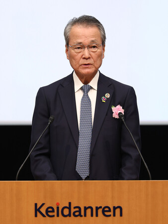 日本經濟團體聯合會會長筒井義信19日下午在東京都千代田區舉行的經團連成立80週年紀念研討會上致詞