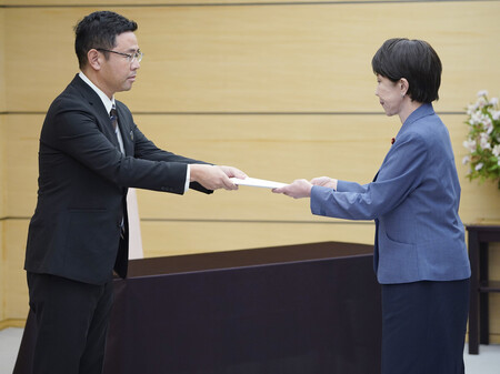 日本首相高市早苗7日下午在首相官邸接過沖繩縣知事古謝玄太(左)遞交的陳情書