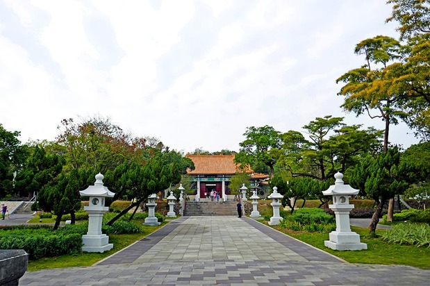 由於臺日斷交,舊高雄神社被改建成中華風格的高雄市忠烈祠。建築還留有神社的痕跡,成為臺日中文化交融的狀態。白石燈籠於2018年復原