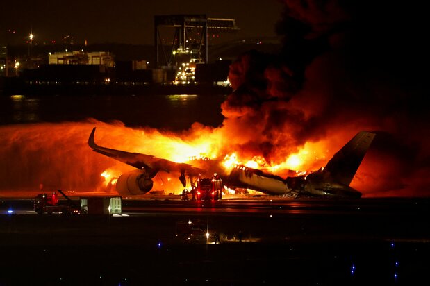 羽田空港で炎上する日本航空機(ロイター)