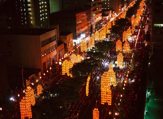 The parade stretches more than 800 meters along the city’s main street. (© Haga Library)