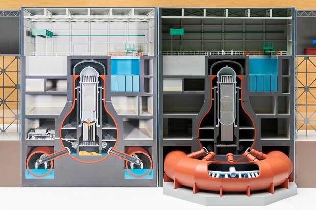 福島第1原発の新事務本館に展示されていた2号機内部の構造。左側の模型の左下部を見ると、X6ペネトレーションからのアプローチやデブリの状況が確認できる