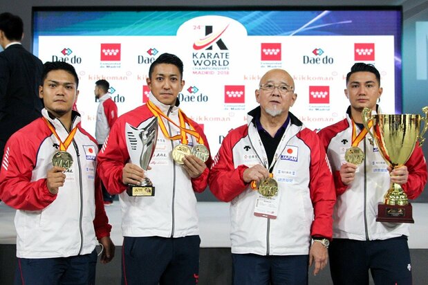 Tout en remportant ses propres victoires successives en 2014, 2016 et 2018, Kiyuna a également contribué à des victoires consécutives en kata par équipe aux championnats du monde 2016 et 2018. Il est montré ici avec ses coéquipiers Kinjô Arata (extrême droite) et Uemura Takuya (extrême gauche). Ses coéquipiers, ainsi que son entraîneur Sakumoto (deuxième en partant de la droite) ont joué un rôle important en aidant Kiyuna à atteindre son plein potentiel.
