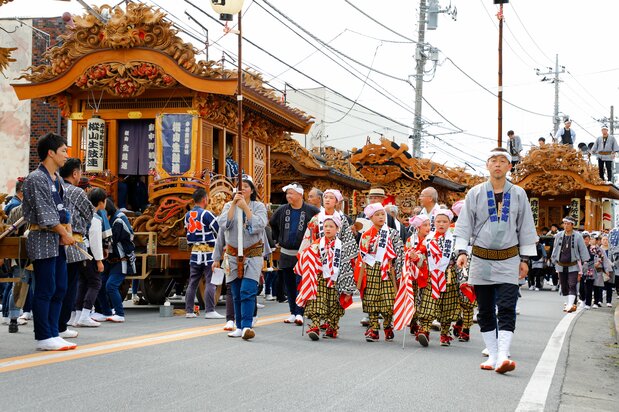 町ごとの伝統衣装をまとった手古舞が江戸時代の情緒を醸し出す