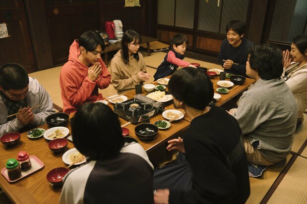 Los habitantes de la casa aprecian el valor de compartir la comida con los amigos, a través de la convivencia y el trabajo en el campo © Comité de Producción de Momi no ie.