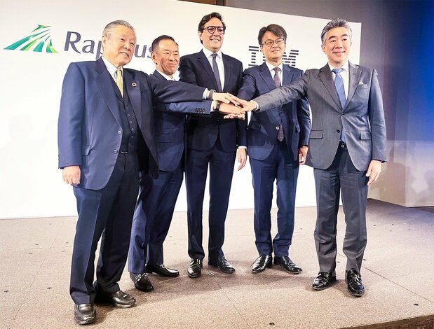 ラピダス、米IBM両社の提携を発表した記者会見を終え、撮影に応じる（左から）「ラピダス」の東哲郎会長、小池淳義社長、米IBMのダリオ・ギル上級副社長ら＝2022年12月13日、東京都千代田区（時事）