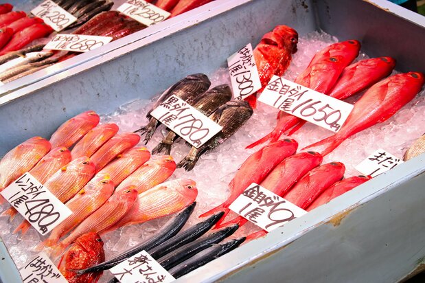 丸ごと1匹売りの魚に挑戦するなど、消費者側の努力も必要 写真:PIXTA