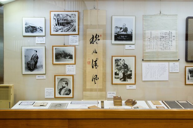 一番右が、惇忠がしたためた「神託」。徳川慶喜の書やフランス随行時の貴重な写真などが飾られる