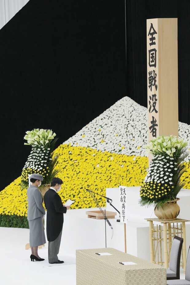 「全国戦没者之霊」の標柱に向かい、お言葉を述べる天皇陛下＝時事通信