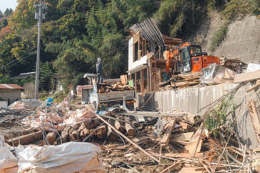 De nombreux bénévoles et entrepreneurs en démolition se sont rendus à Noto pour participer aux travaux. (Commune de Suzu, le 27 novembre 2024)