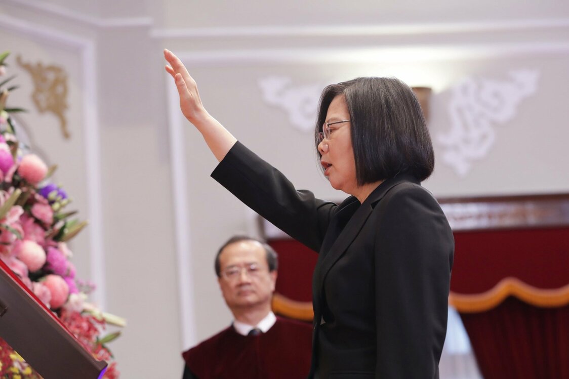 就任式で宣誓を行う蔡英文総統（中華民国総統府提供）