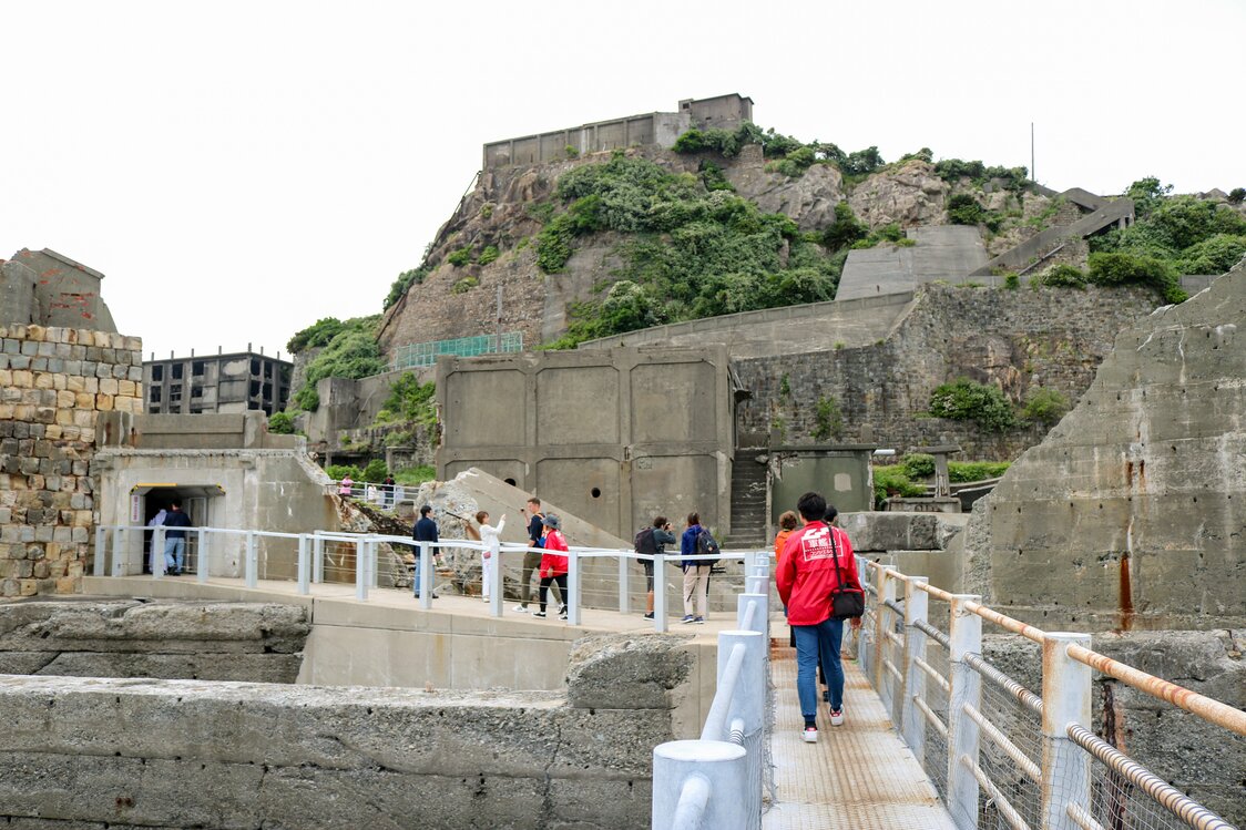 The island tour begins at the wharf and visits some of the mining facilities. (© Gunkanjima Concierge)