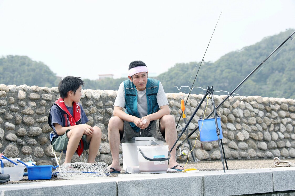 航平（左、斎藤汰鷹）は父（渋川清彦）の趣味である釣りが嫌い　©2022「ツユクサ」製作委員会