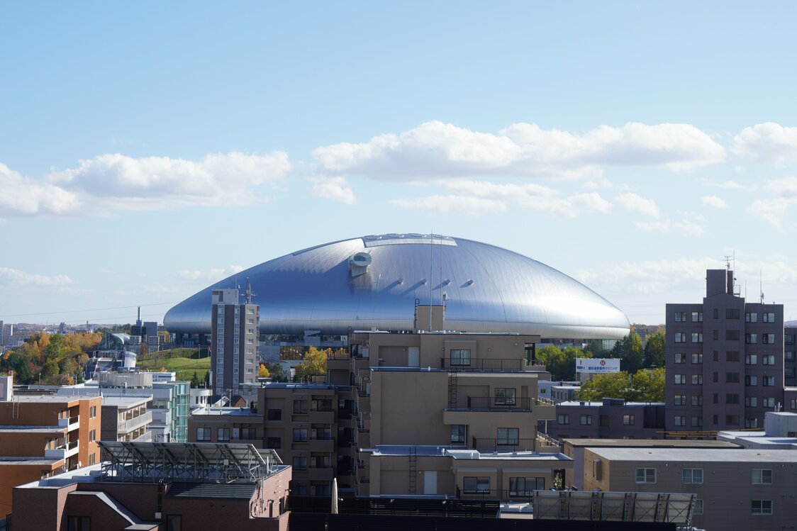 日本ハム、コンサドーレ札幌のホームスタジアムである札幌ドーム。住宅街に不時着した未確認飛行物体のようにも見える