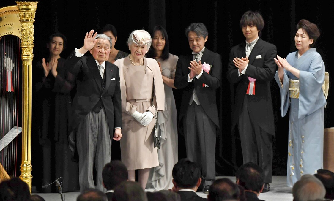 Emperor Akihito and Empress Michiko leave the National Theater of Japan in Tokyo after the holding of the thirtieth anniversary ceremony. (© Jiji)