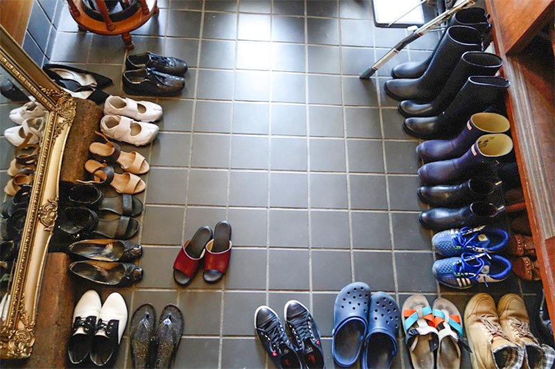 La vie en communauté se traduit souvent par une entrée remplie de chaussures.