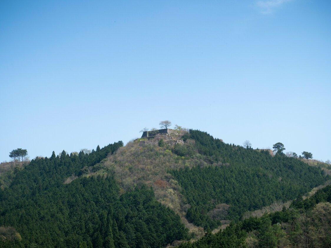 竹田城跡を山城の郷から見上げる