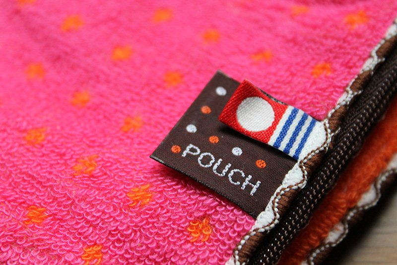 La etiqueta característica de la marca Imabari Towel Japan incluye tres colores: rojo, azul y blanco.