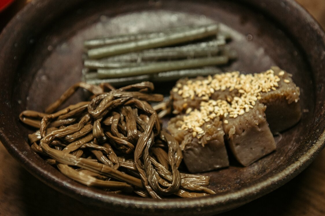 自身の料理は「煮物」に始まり、「煮物」に終わると、坂本は言う。「ふき、ぜんまい、こんにゃくのお煮しめ」