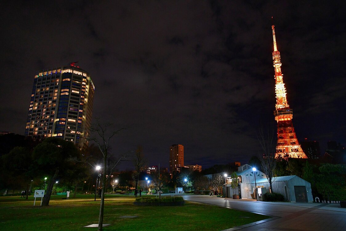 芝公園から撮影した東京タワーとザ・プリンスパークタワー東京