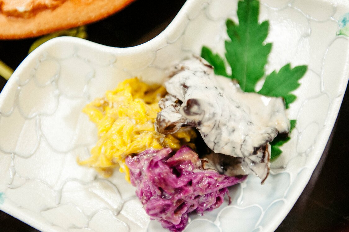 「もってのほか（菊の花）」のおひたし。秋茄子と同じく「嫁に食べさせるのはもってのほか」という言い伝えが命名の由来という