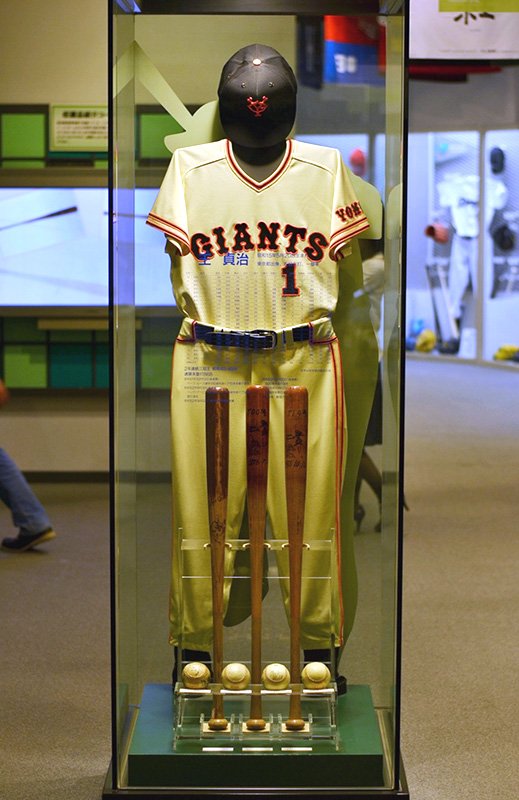 La equipación de Oh Sadaharu está expuesta en el Museo del Béisbol de Japón, situado en Kōrakuen, Tokio.