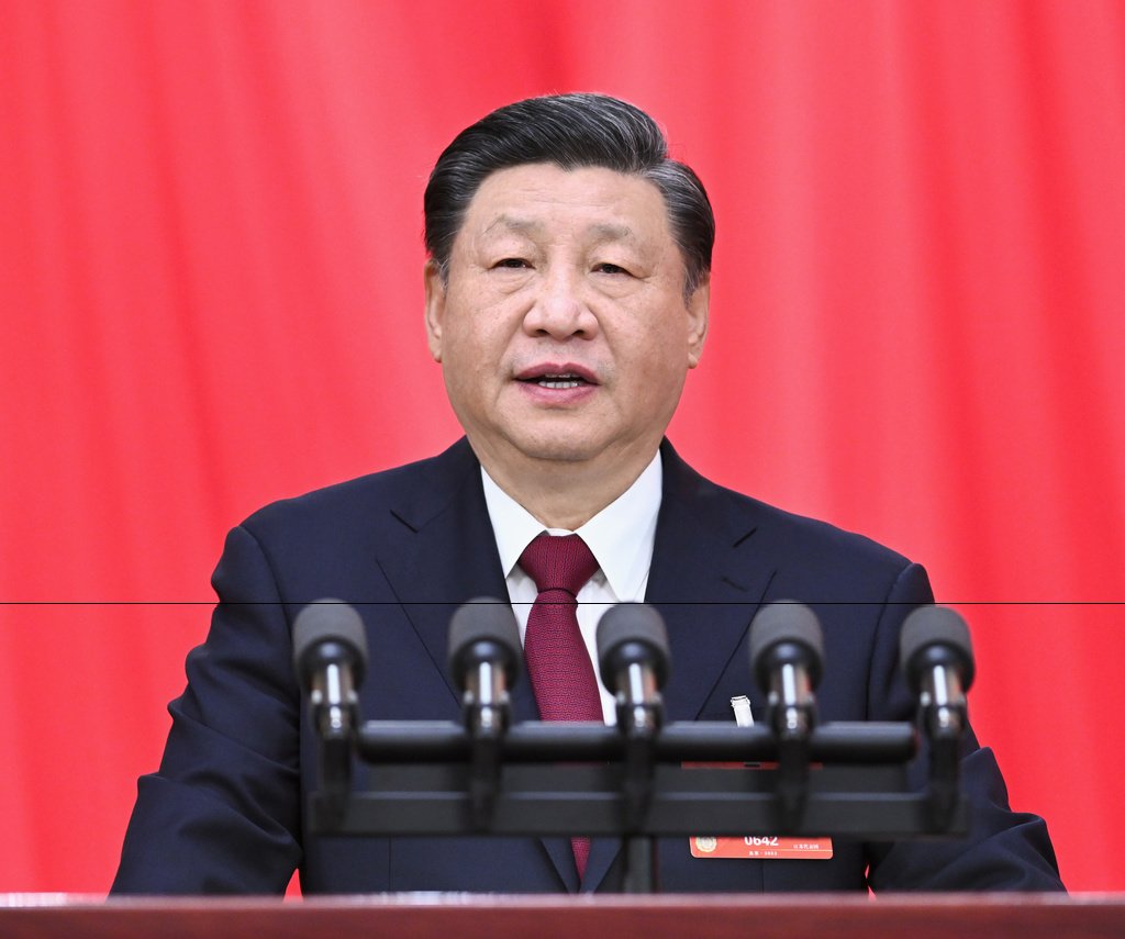 全人代で演説する中国の習近平国家主席＝2023年3月13日、北京の人民大会堂（新華社＝共同）