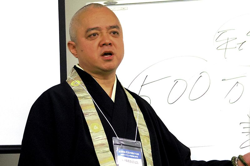 El monje budista Hayashi dando una charla durante la feria El Final de la Vida.