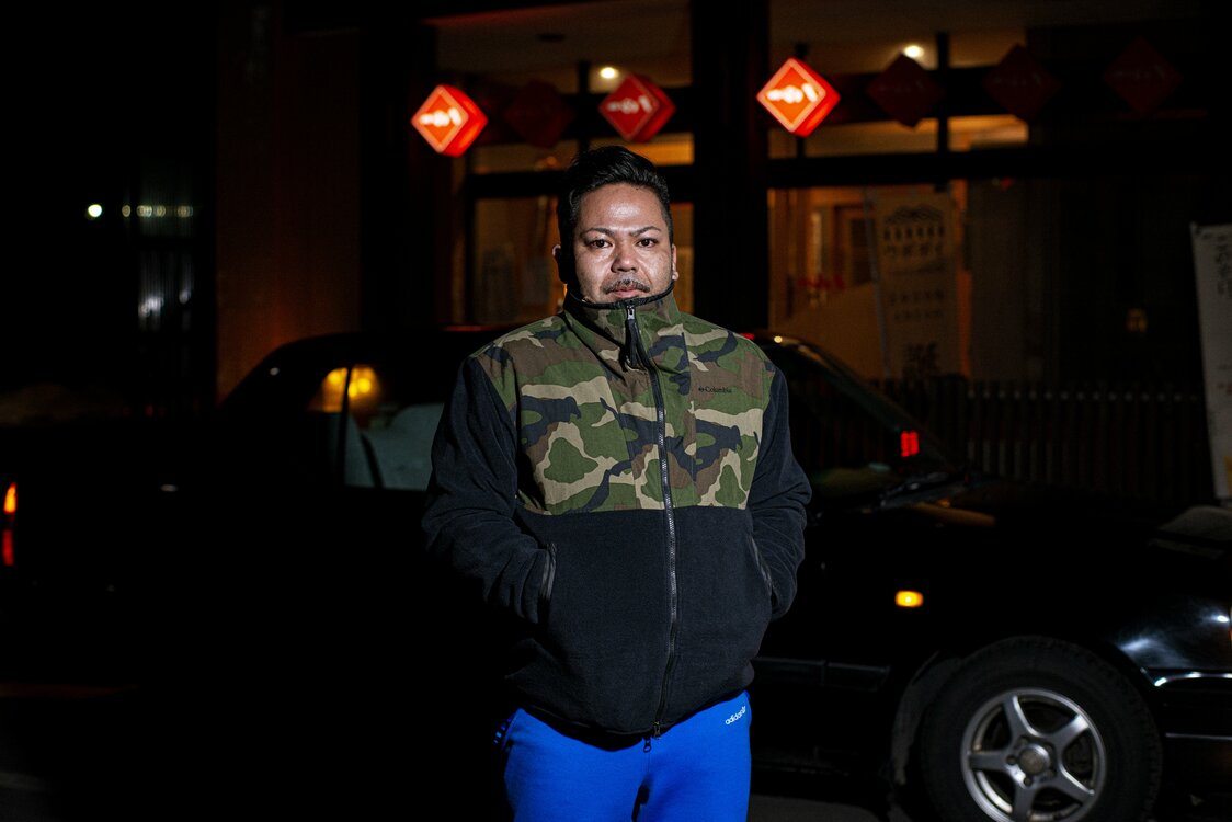 荒田裕樹さん。勤務するウポポイではアイヌ古式舞踊を披露している