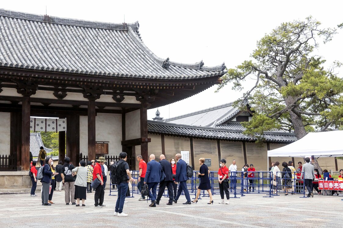 拝観時間が終わり、公演の受付開始。正門の南大門（国宝）から観客が入場した