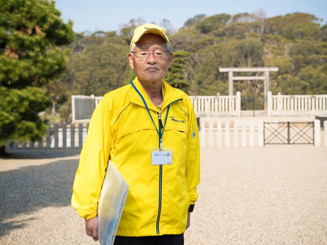 平均年齢70歳を超える地元の人が、ボランティアガイドとして活躍している。目印は黄色い帽子やウィンドブレーカー