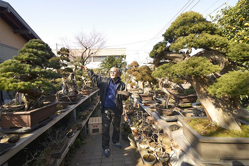 El artesano en el jardín de su casa. (Fotografía: Sawano Shin’ichirō)