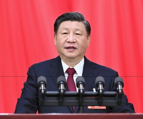 全人代で演説する中国の習近平国家主席=2023年3月13日、北京の人民大会堂(新華社=共同)